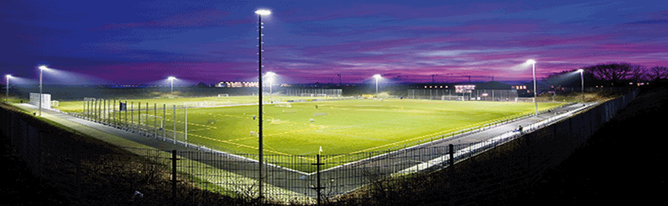 Die LöWi-Arena im Abendlicht bei Flutlicht